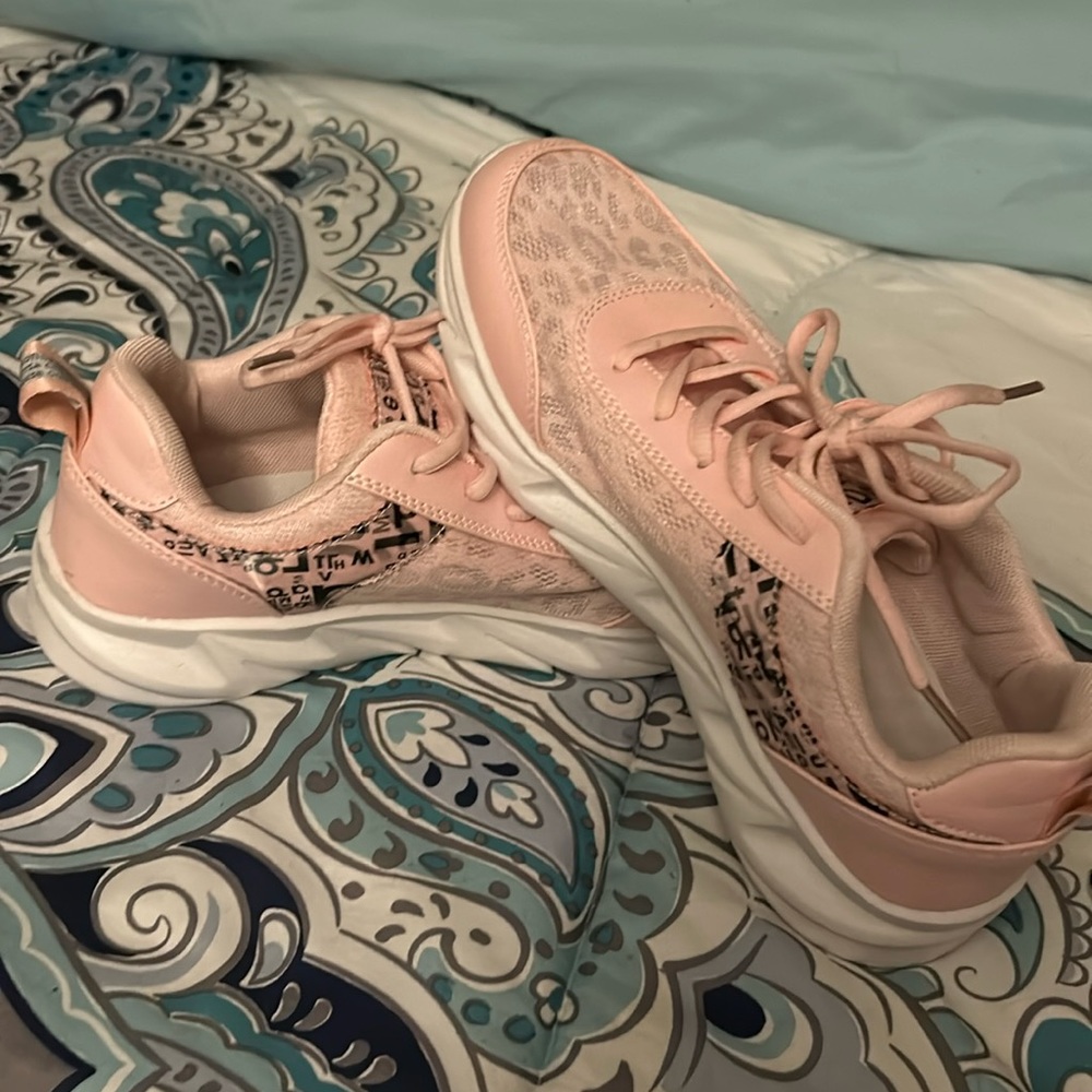 Pink athletic sneaker size 42 (roughly a size 9 1/2–10)